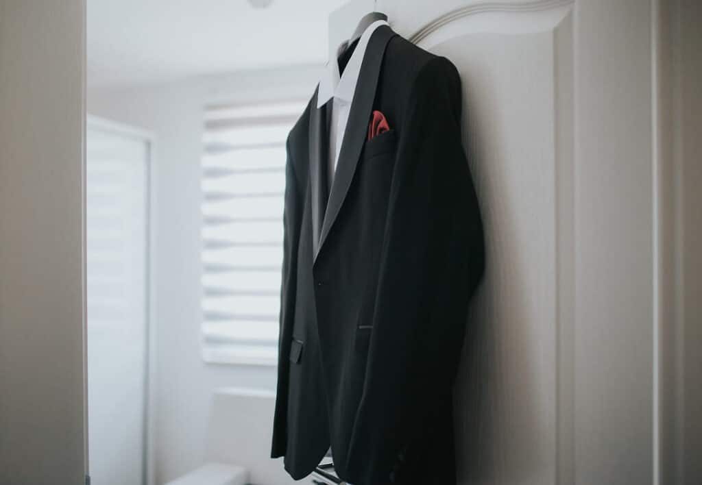 Costume de funérailles accroché à une porte