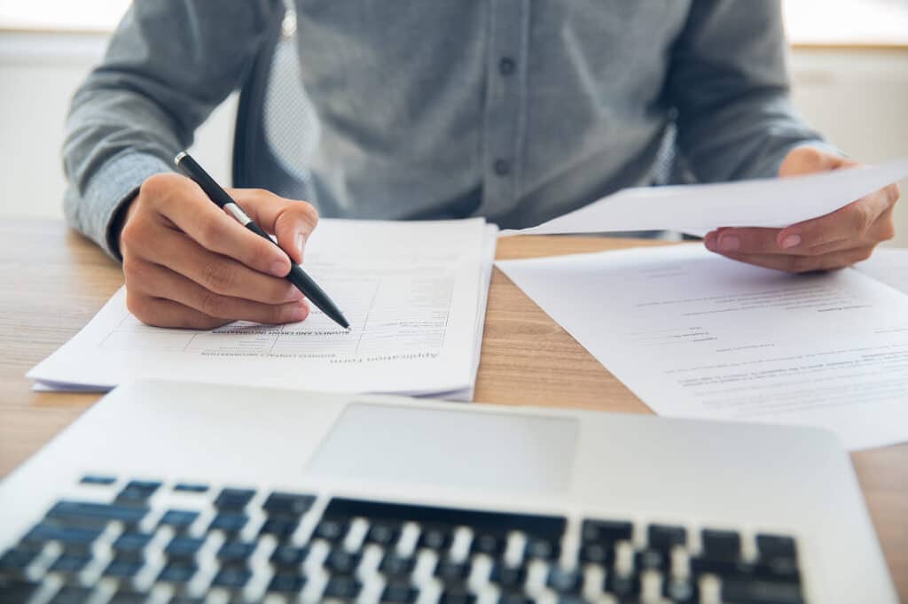 Homme entrain de remplir une déclaration de décès