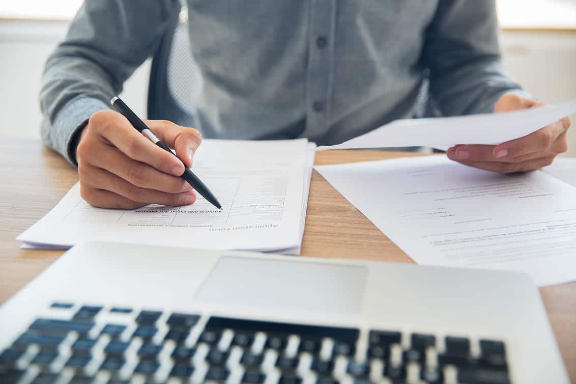Homme entrain de remplir une déclaration de décès