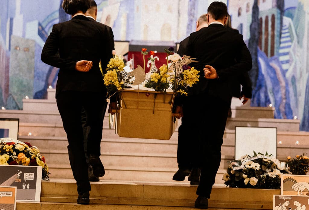 Hommes portant un cercueil cérémonie d'obsèques